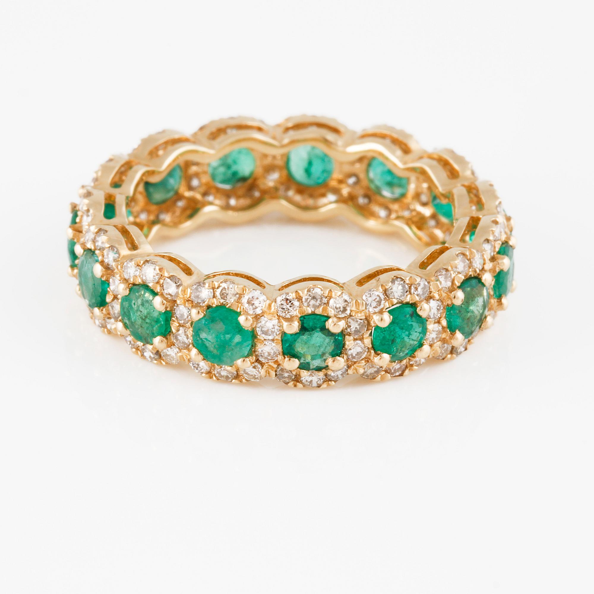 RING, 18K guld med briljantslipade diamanter ca 0.90 ct samt fasettslipade smaragder ca 1.70 ct. Vikt 3,2 gram.