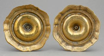 LJUSSTAKAR, ett par, mässing, senbarock, 1700-tal.