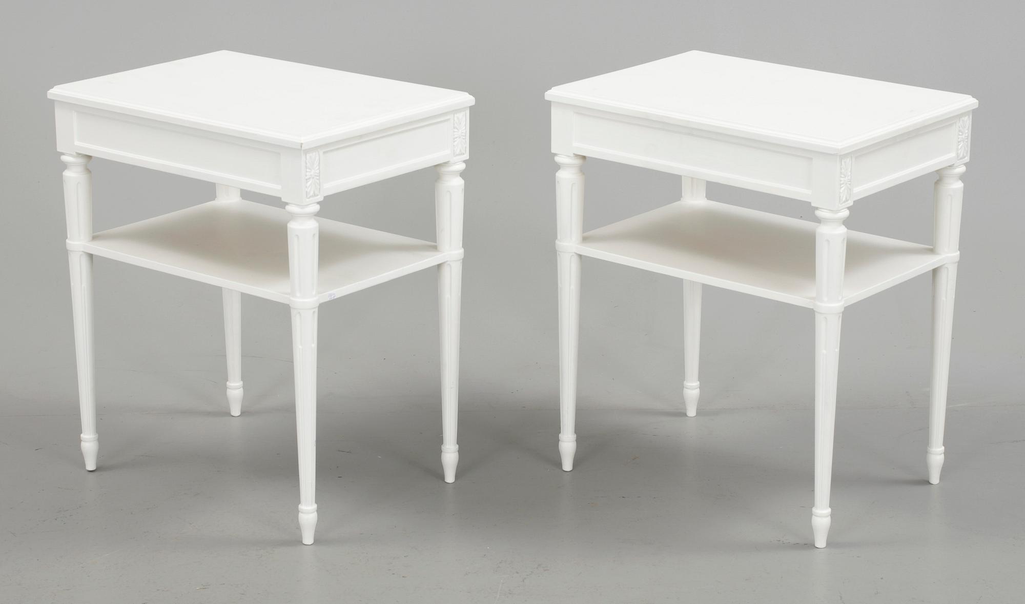 SÄNGBORD, ett par, gustaviansk stil, omkr 1900-talets mitt.