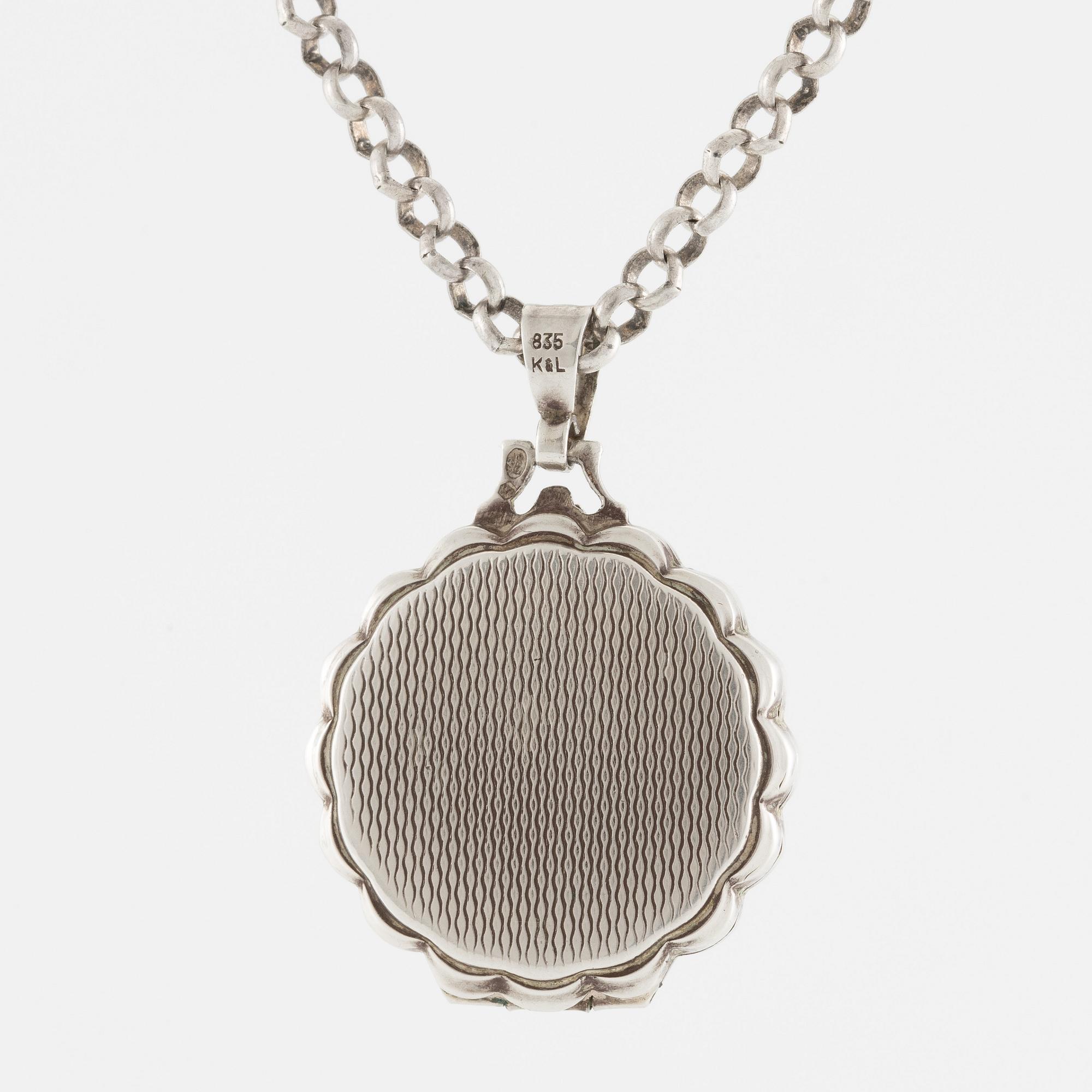 Medallion with photo compartment, with chain, silver.