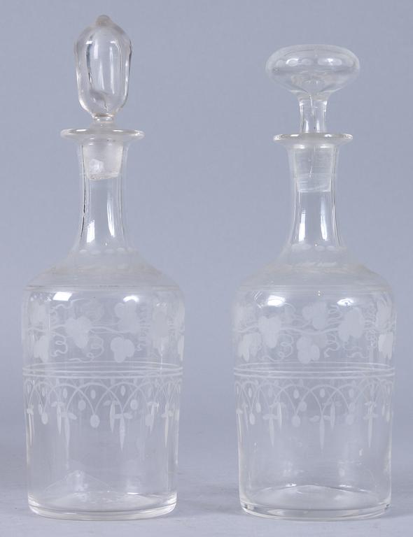 KARAFFER, 4 st samt VAS, glas, 1900-tal.