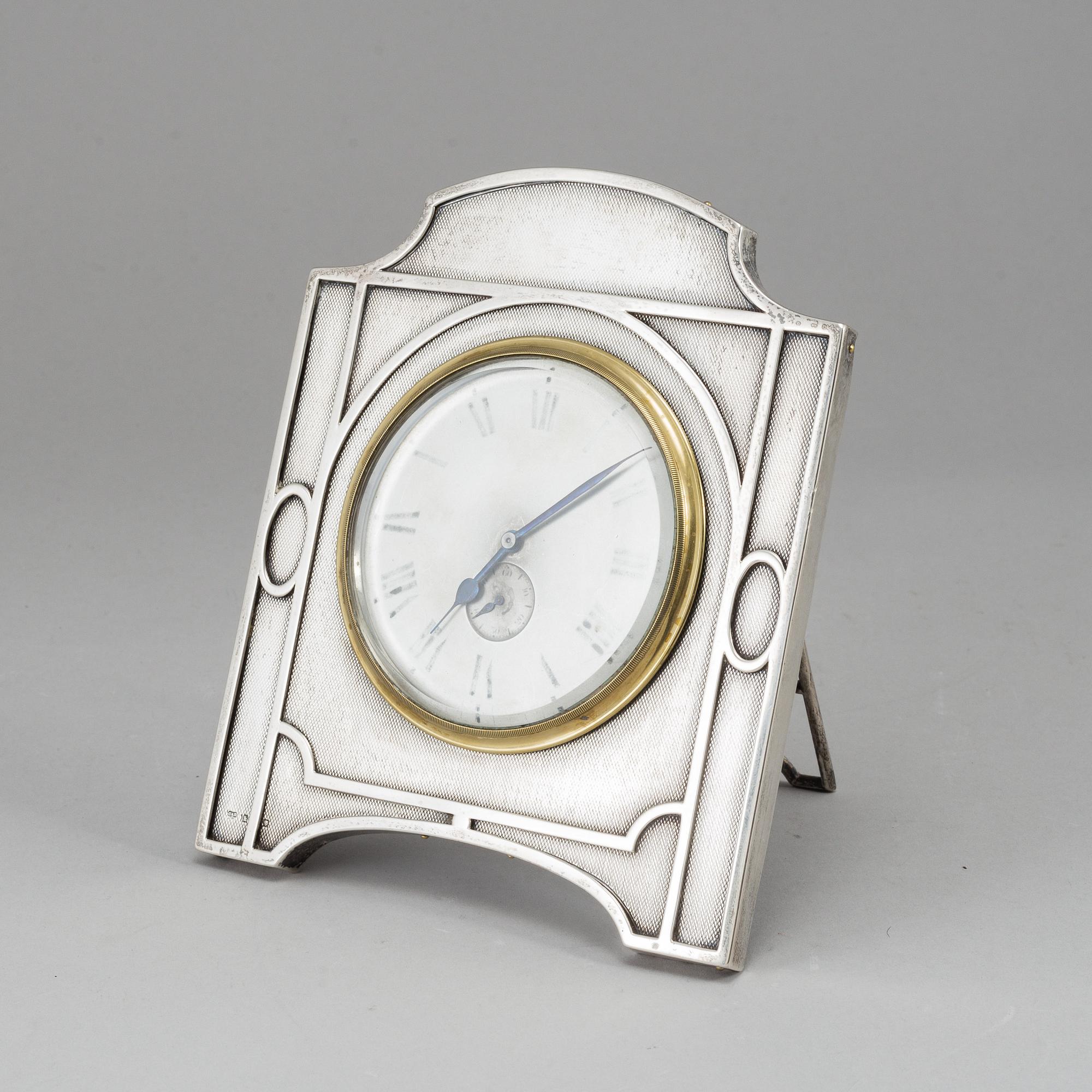 CHARLES & RICHARD COMYNS, a silver table clock from London, England, 1903.