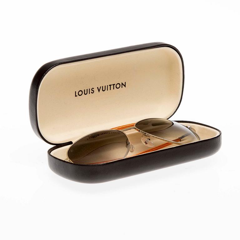 SOLGLASÖGON, Louis Vuitton.