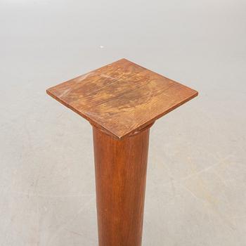 An early 1900s oak pedestal.