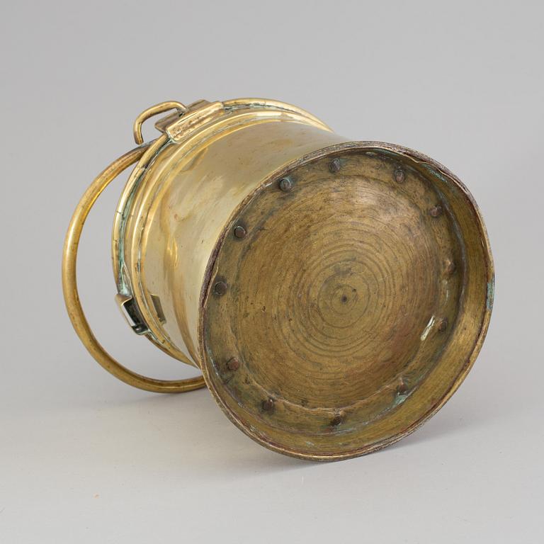 AN 18TH CENTURY BRASS BUCKET.