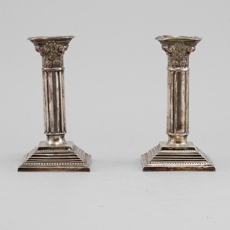 LJUSSTAKAR, ett par, silver, Birmingham, 1909.