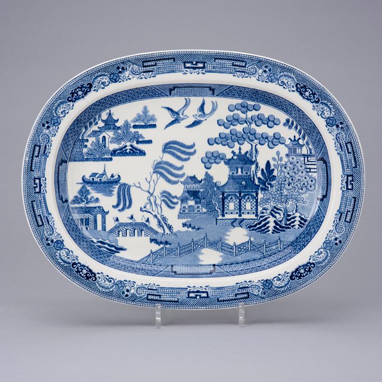 TALLRIKAR, 12 st, "Spets" och SERVERINGSFAT, "Willow" fajans, Arabia 1878-1893 och 1932-1949 samt Wedgwood 1900-tal.