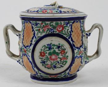 SKÅL MED LOCK samt MUGG. Kina 1700/1900-tal.