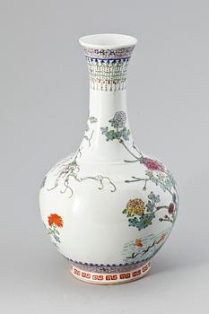 VAS, porslin, Kina 1900-tal.