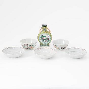 A group of Chinese porcelain, Qing dynasty, 18th, 19th and 20th Century. (6 pcs).