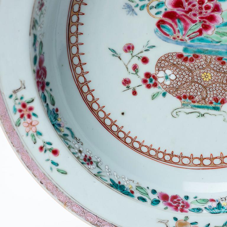 A famille rose dish, Qing dynasty, Yongzheng (1723-35).