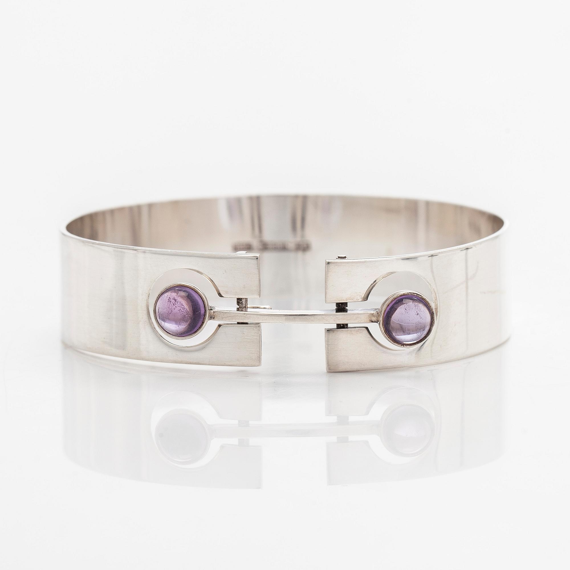 Holger Lindström, armring, cabochonslipade ametister, silver, Helsingfors 1963.