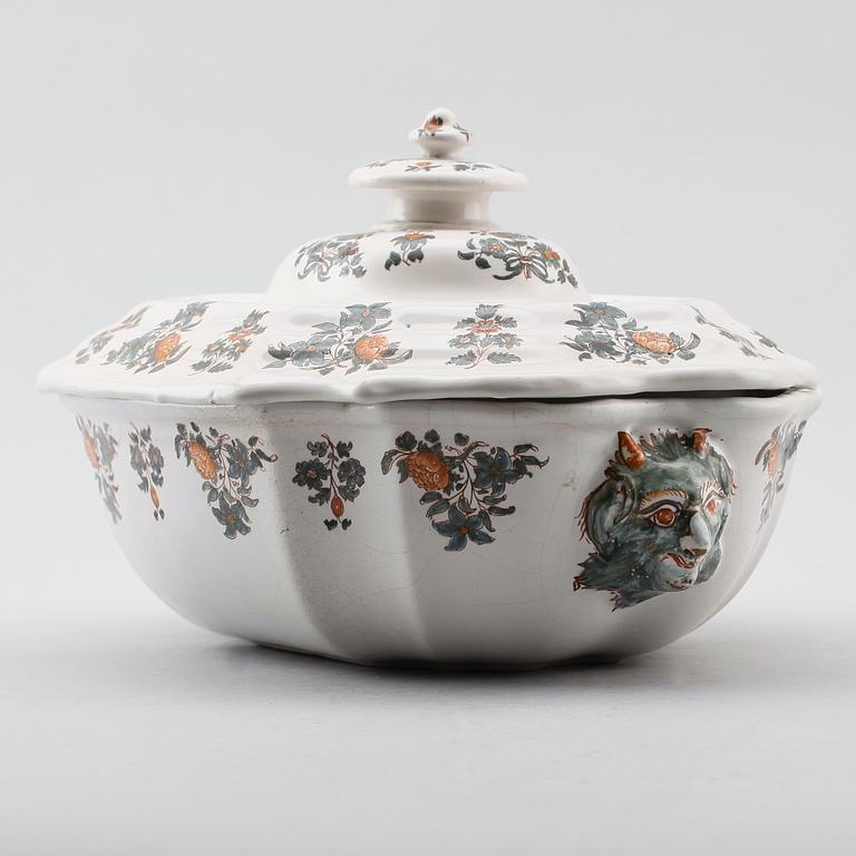 TERRIN med lock, fajans, märke för Joseph Olérys, Moustier.