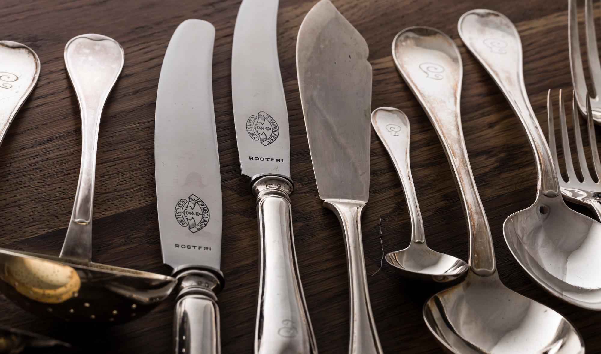 BESTICK, 208 dlr, "Svensk", silver, 1920-tal, total vikt inkl rostfria knivskaft ca 9000 g.