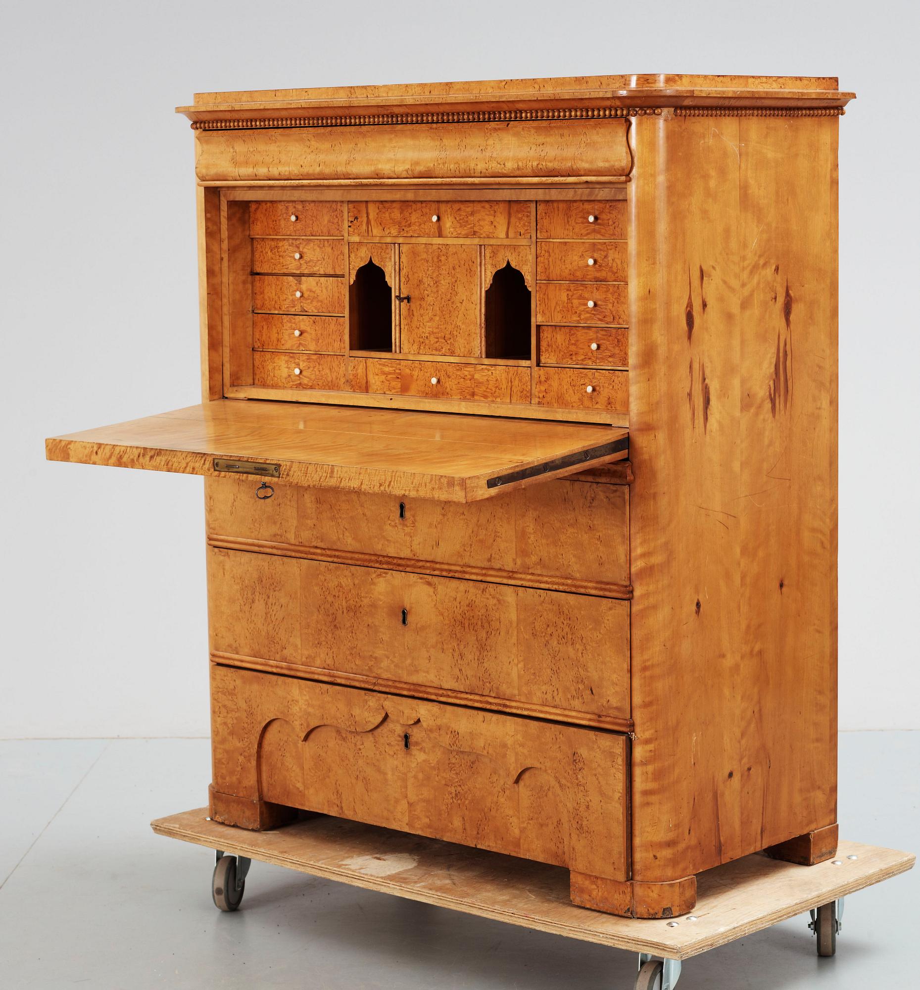 CHIFFONJE. Senempire, 1800-talets andra hälft.