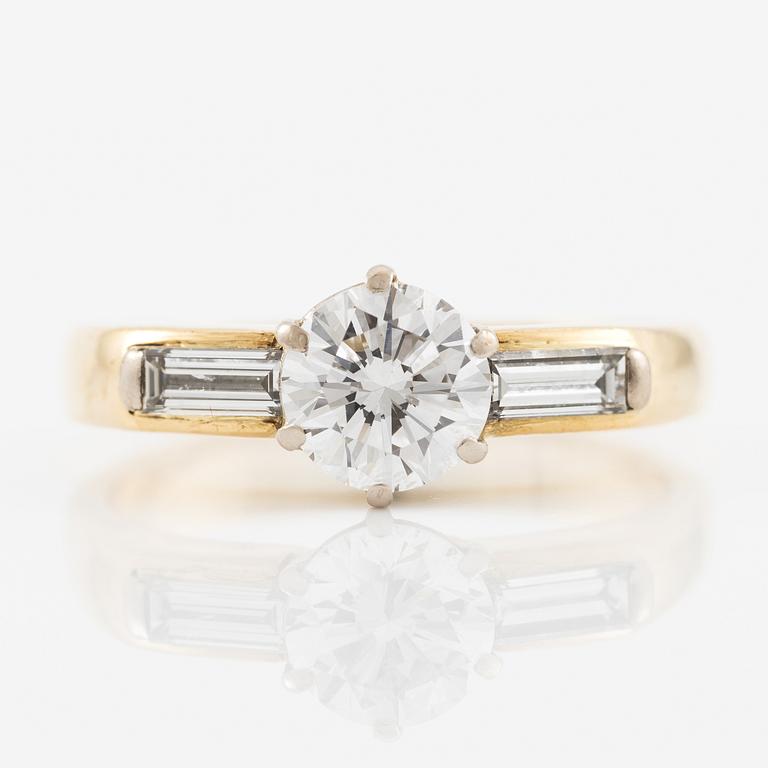 Ring 18K gold with a round brilliant-cut diamond.