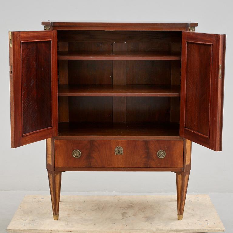 SKÅP, sengustaviansk stil, tidigt 1900-tal.