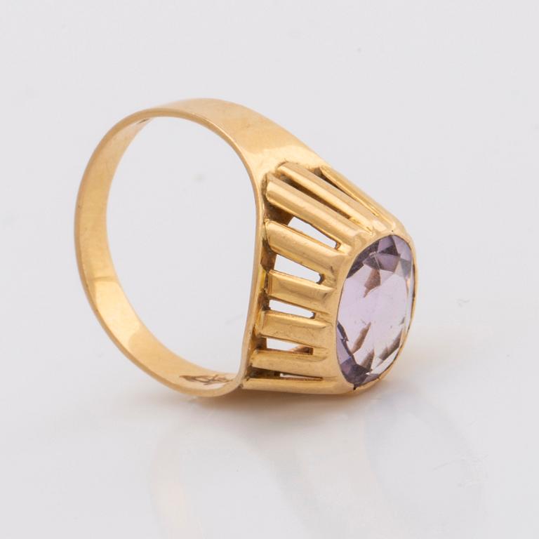 RING 18K guld m 1 ametist ca 9 x 7 mm, total vikt 4,0 g, Stigbert Stockholm 1960.