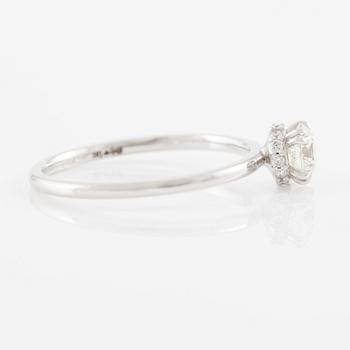 Ring 14K vitguld med briljantslipade diamanter.
