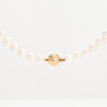 A pearl collier with 14K gold clasp and cultured freshwater pearls.