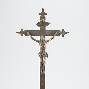 A bronze crucifix, 17th/18th century.