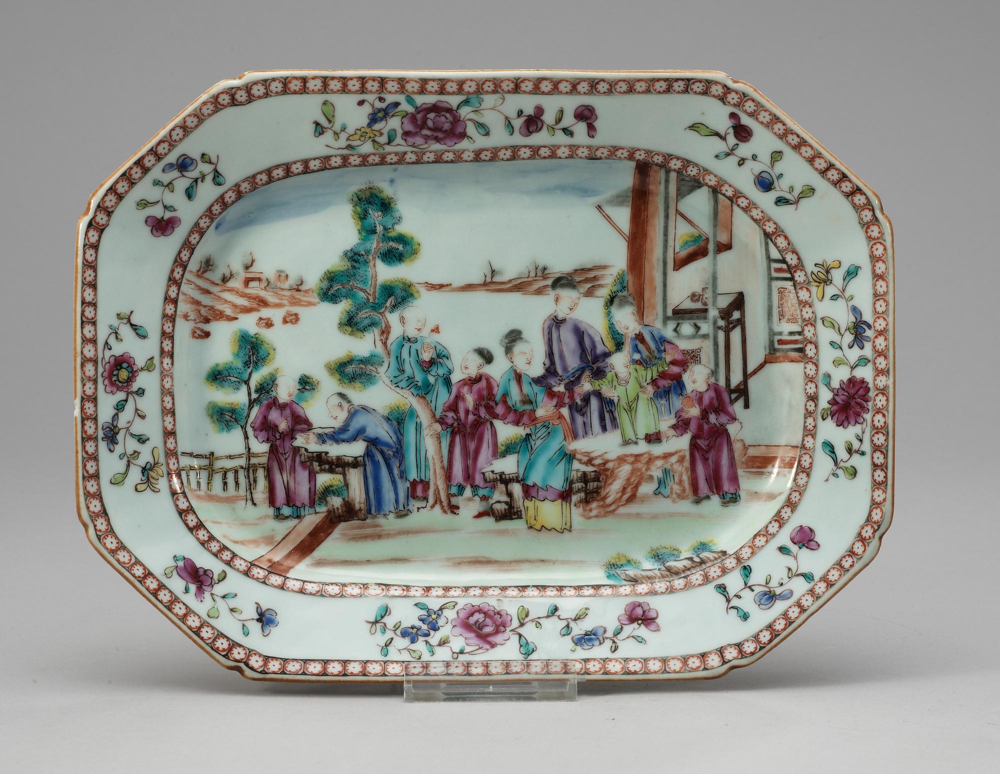 A famille rose serving dish, Qing dynasty, Qianlong (1736-95).