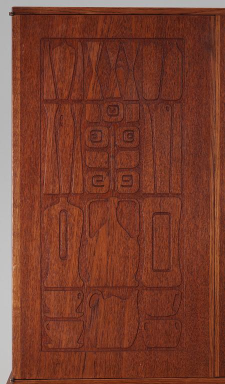 SKÅP. "Krus" Yngve Ekström, märkt Westbergs Möbler AB i Tranås, 1950-tal.