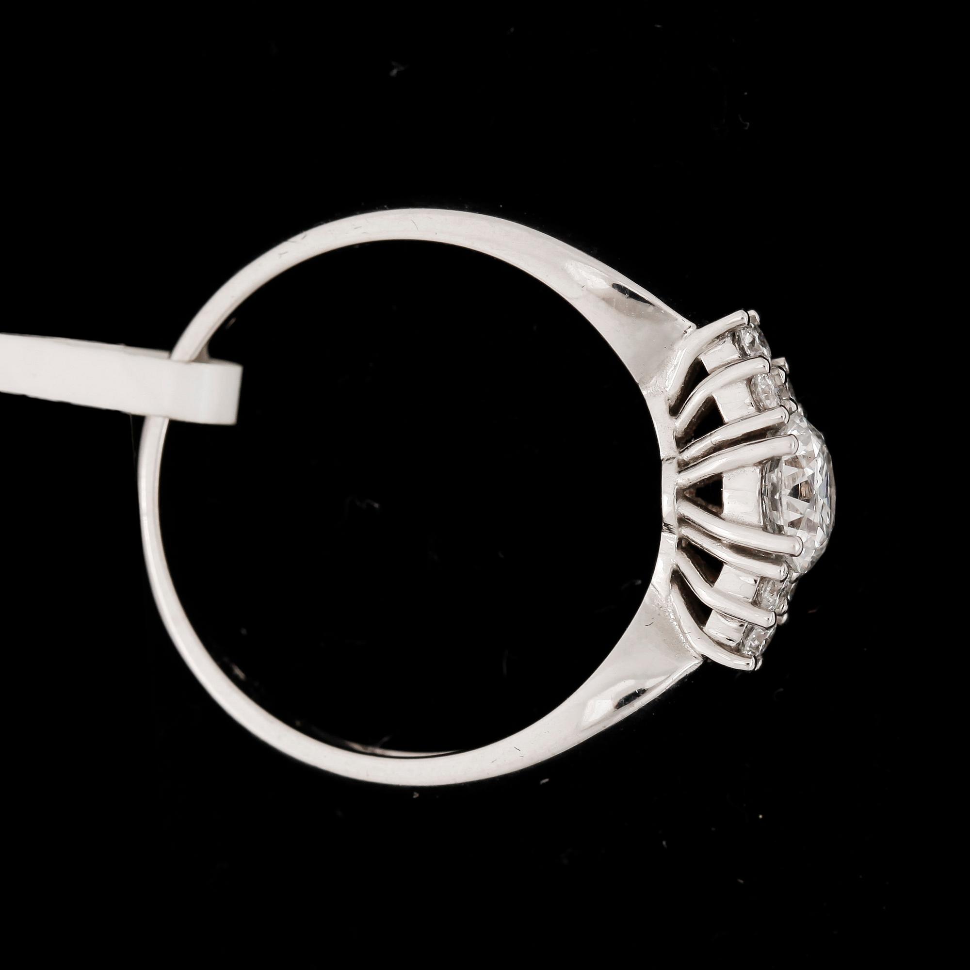 RING, 18k vitguld med briljantslipade diamanter ca0,57ct + tot ca0,18ct. Vikt 3,7g.