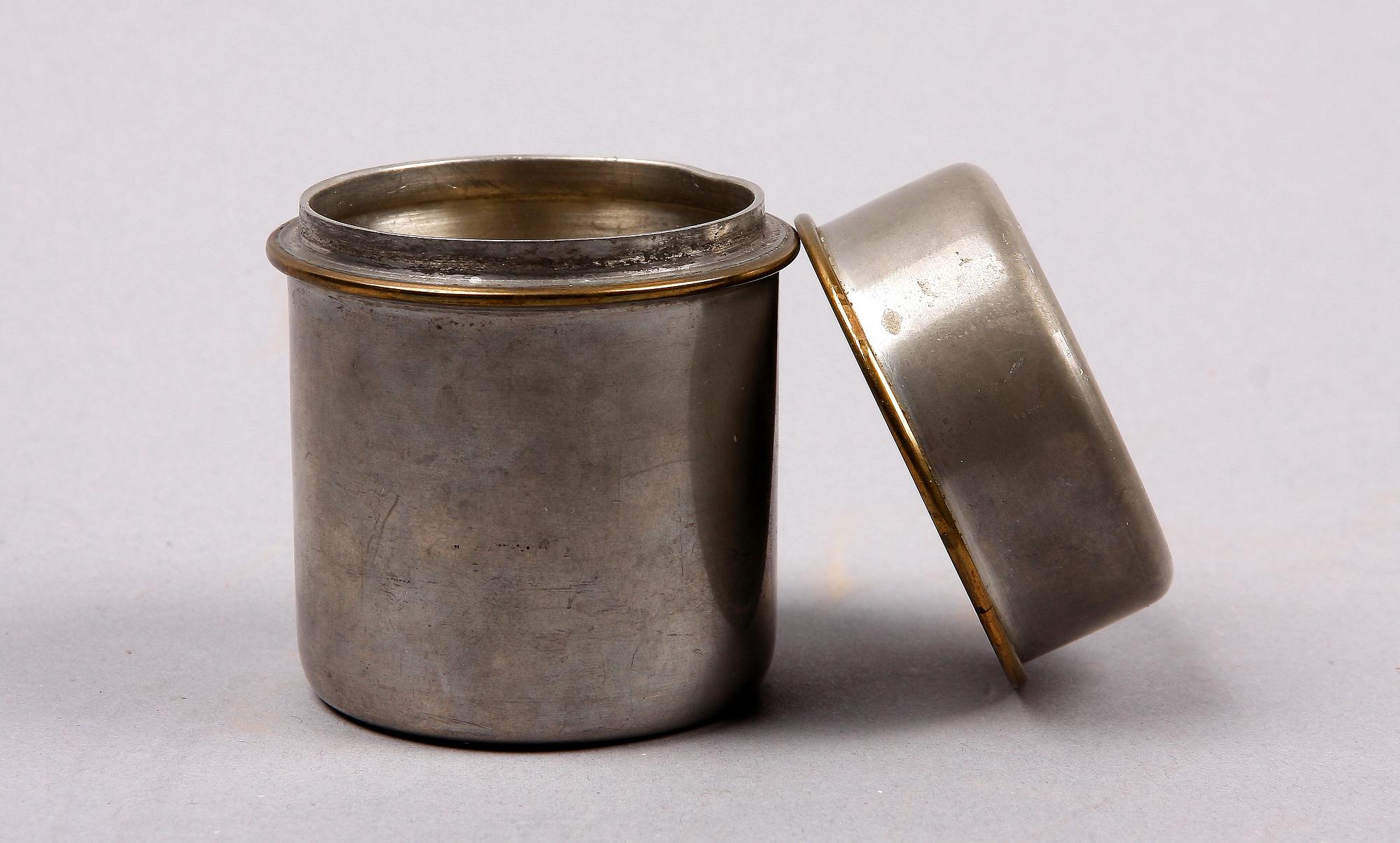 BURK MED LOCK, tenn. Firma Svenskt Tenn.