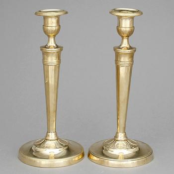 LJUSSTAKAR, ett par, mässing, directoire omkring 1800.