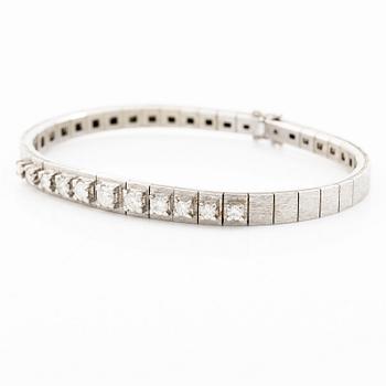 Bracelet 18K white gold with brilliant-cut diamonds.