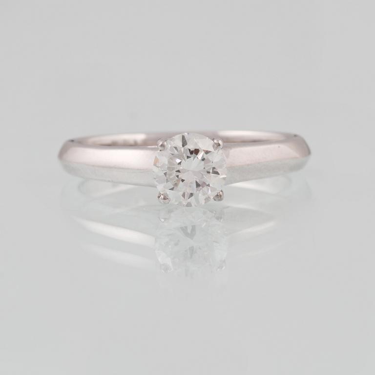 RING, 18K vitguld med briljantslipad diamant ca 0.80 ct. Vikt 3,7 gram.