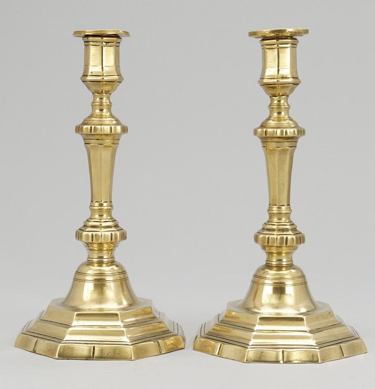 LJUSSTAKAR, ett par. Senbarock.