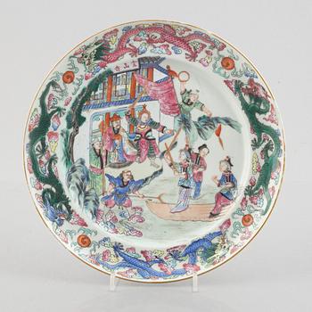 A Chinese famille rose porcelain dish, Qing dynasty, 19th century.