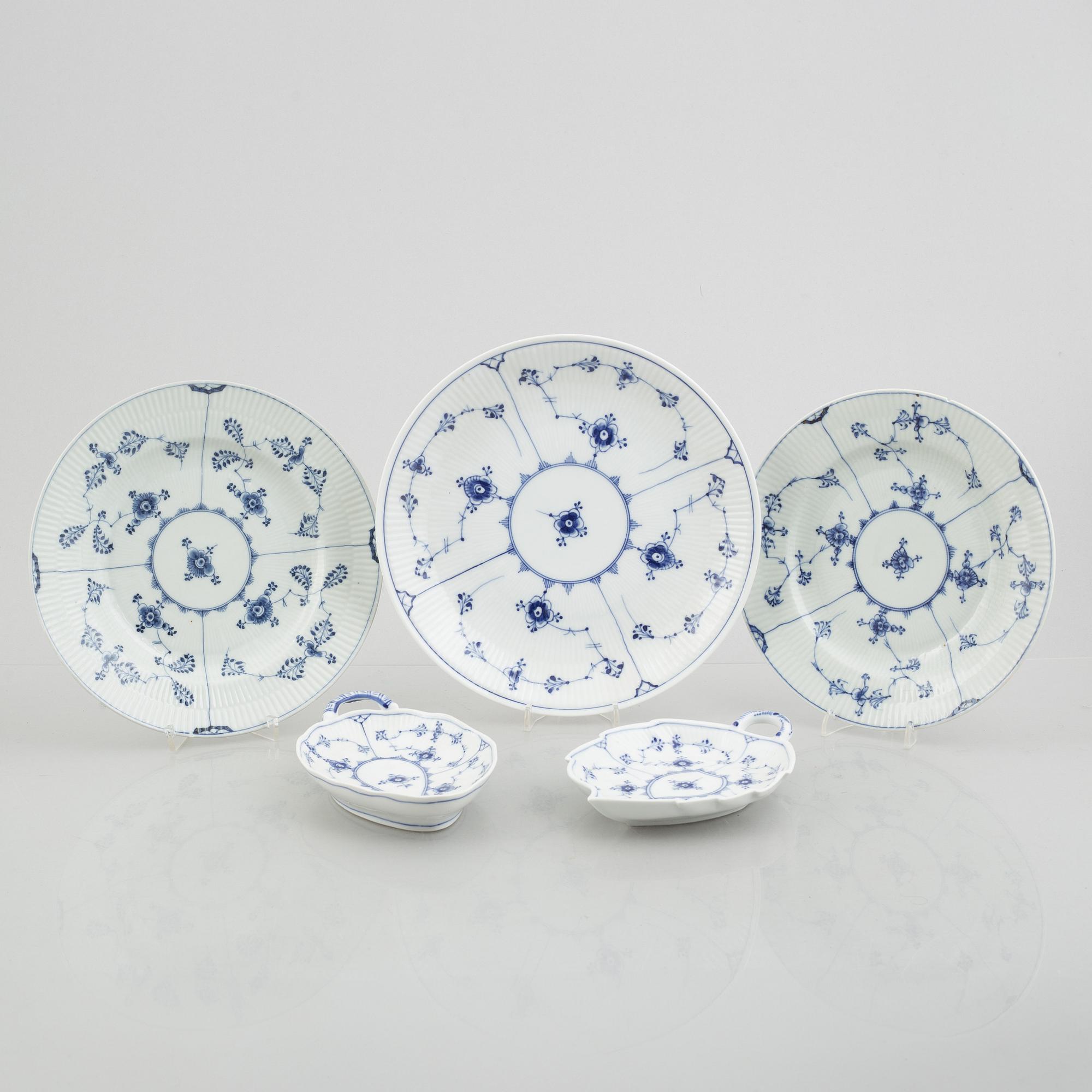 Serveringsfat/fat, sex stycken, porslin, "Musselmalet", Royal Copenhagen, delvis omkring 1800.