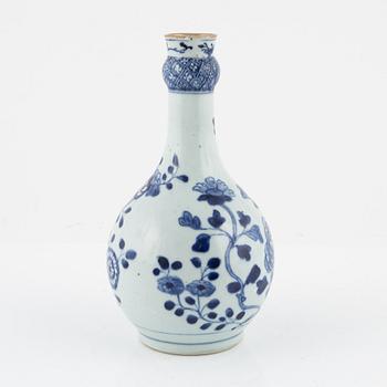 A blue and white porcelian vase, Qing dynasty, 18th Century.