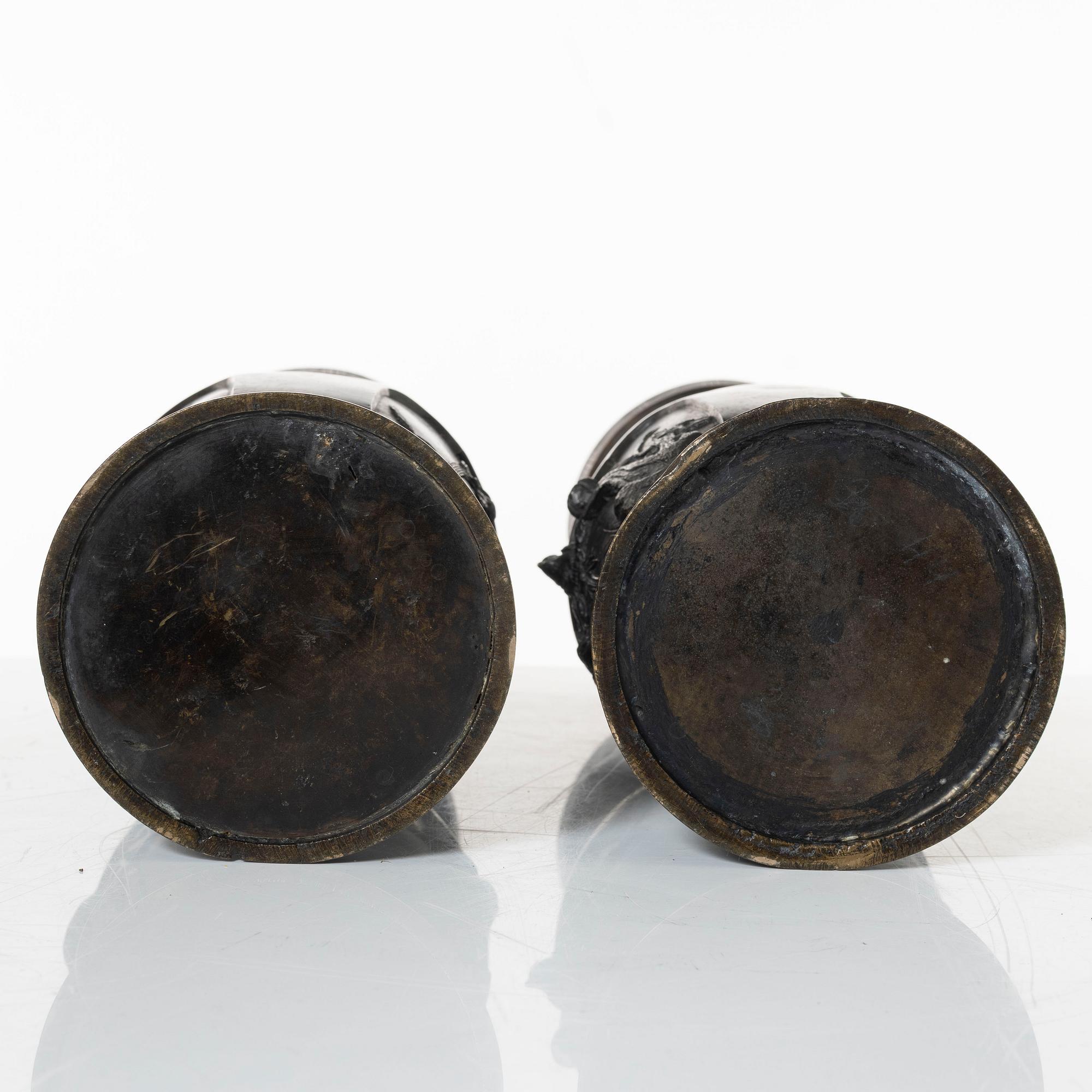 Vaser, ett par, brons, Japan, Meiji (1868-1912).