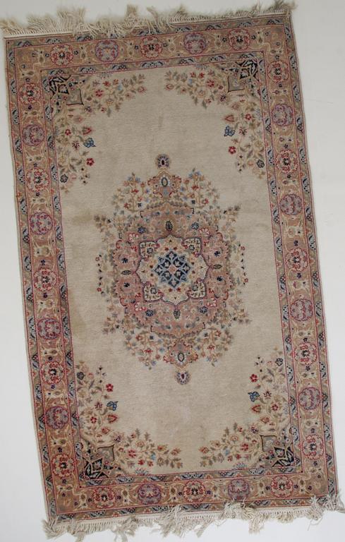 MATTA, Orientalisk, ca 245 x 141.