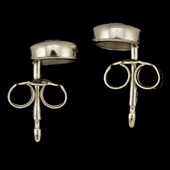 ÖRHÄNGEN, ett par, platina med 2 briljantslipade diamanter, 1900/2000-tal. Vikt 2 g.