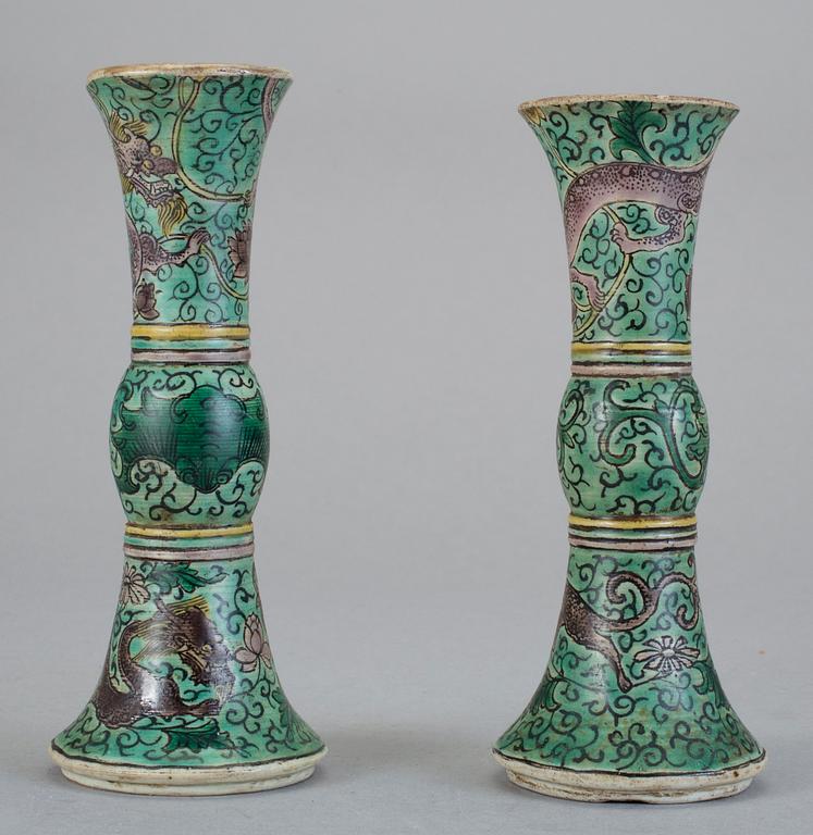 VASER, ett par, biskvi, Kina. 1800-tal.
