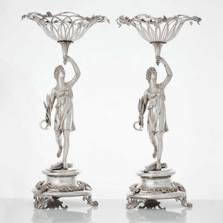 Gustaf Möllenborg, praktskålar, ett par lika, silver, Stockholm 1832. Nyrokoko.
