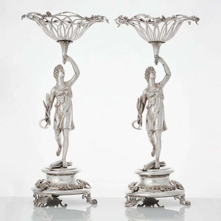 A matched pair of Swedish 19th century silver bowls, Gustaf Möllenborg, Stockholm 1832.