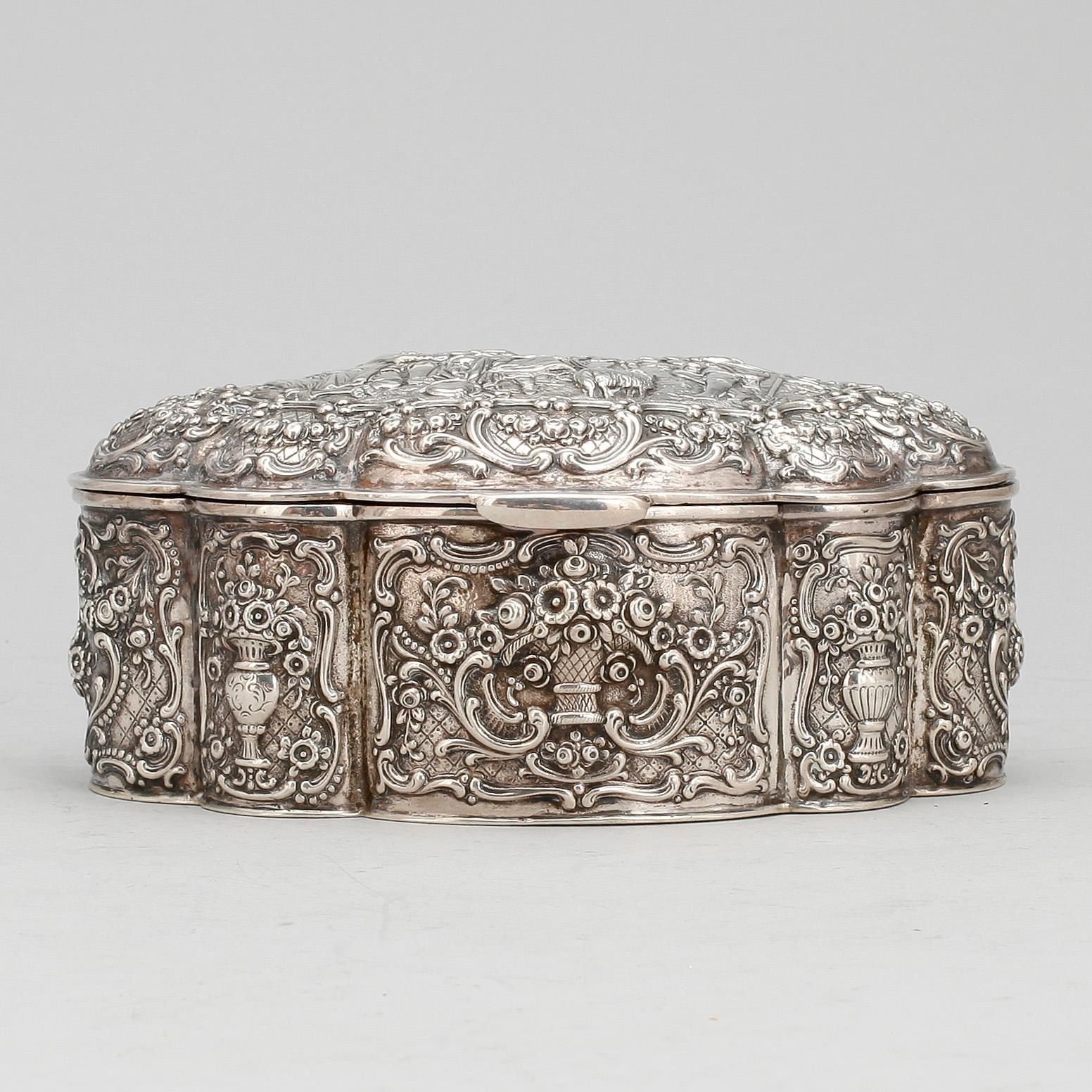 SKRIN, silver, svenska importstämplar, troligen omkring 1900. Vikt ca 359g.
