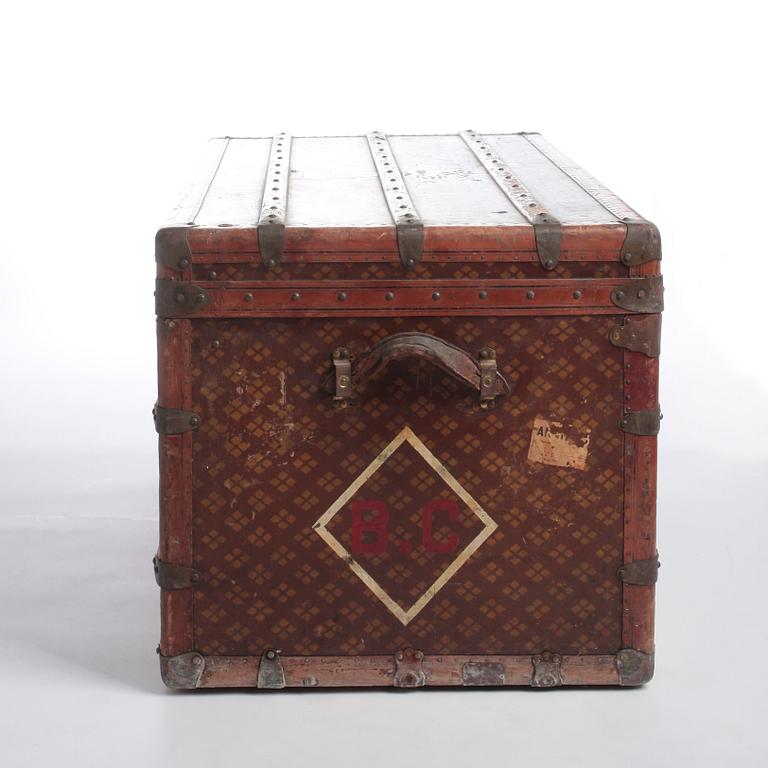 AUX ETATS UNIS, a Monogram canvas trunk, early 20th century.