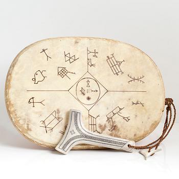 PER-OLA JÖNESTÅL, Kurravaara, ceremonitrumma med hammare, sk. trolltrumma, hammare signerad POJ.