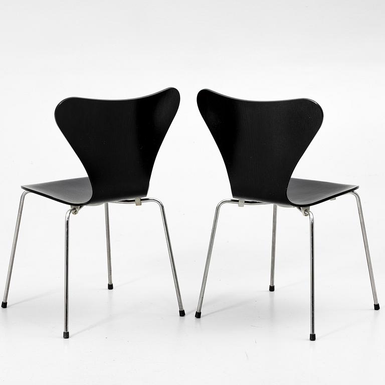 Arne Jacobsen, Chairs, a pair, "Series 7", Fritz Hansen, Denmark, 2000s.