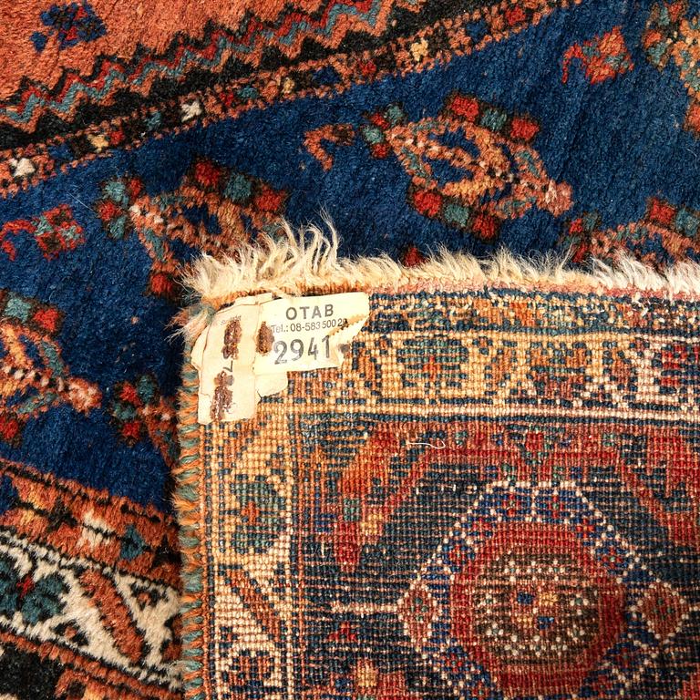Rug Oriental semi-antique/antique signed approx. 197x150 cm.