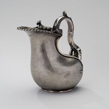 A VICTORIAN SILVER ASKOS-FORM PITCHER, London 1896, weight 1077 g.