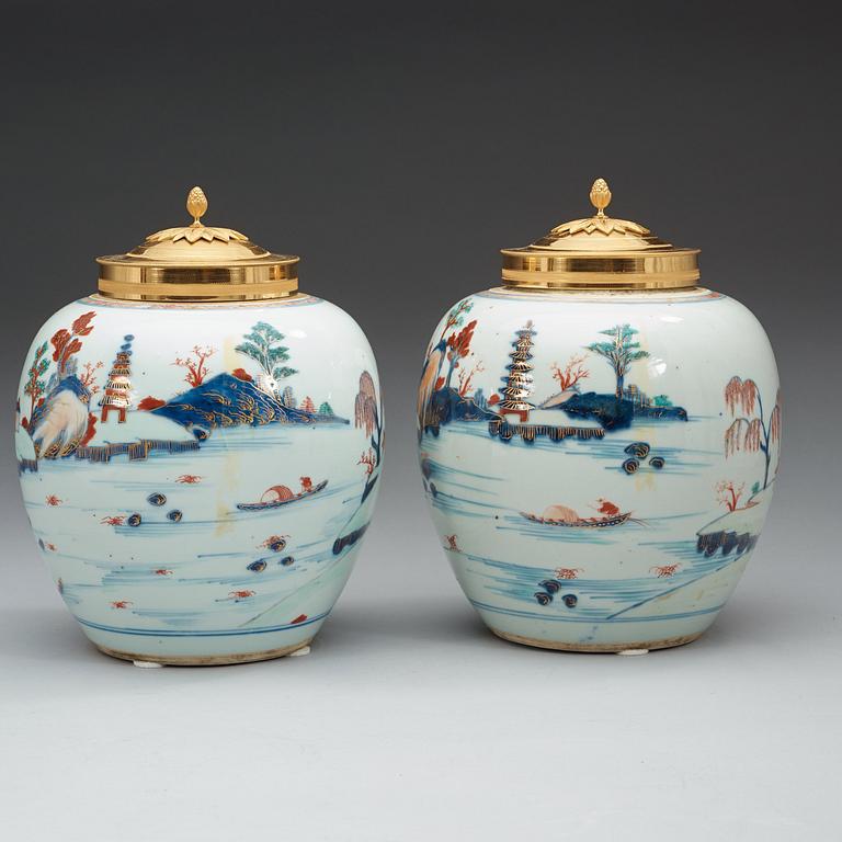 BOJANER, ett par, porslin. Qing dynastin, 1700-talets förra hälft.