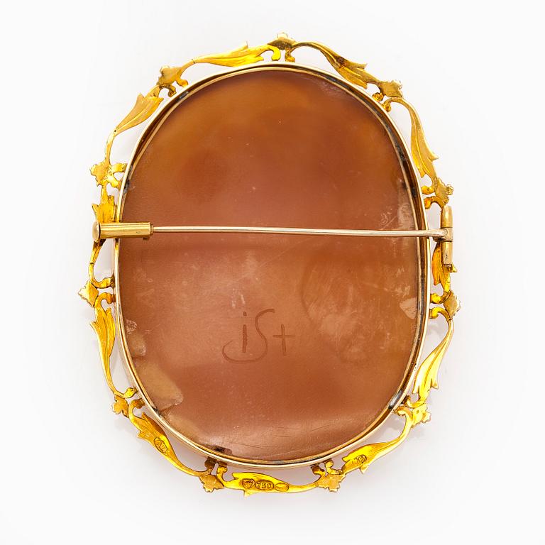 Brosch, 18K guld, med snäckskalscamé, A. Tillander Helsingfors 1948.